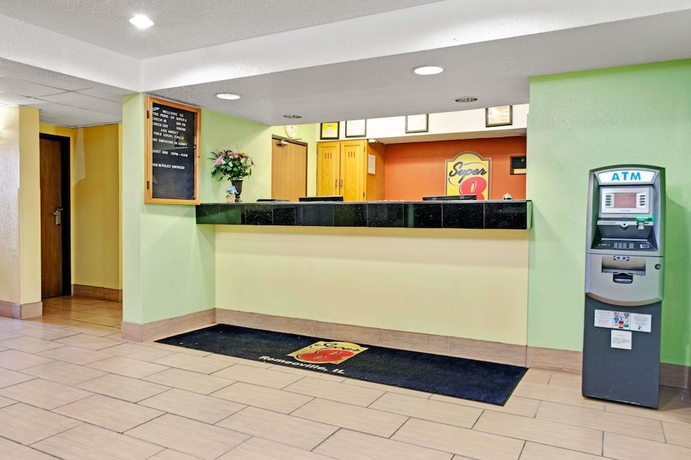 Imagen de los interiores del Hotel Super 8 By Wyndham Romeoville Bolingbrook. Foto 13