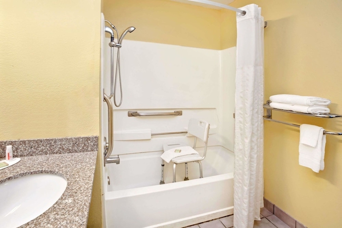 Imagen de la habitación del Hotel Super 8 By Wyndham Romeoville Bolingbrook. Foto 12