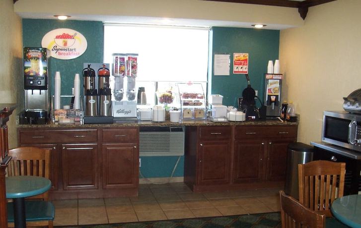 Imagen del bar/restaurante del Hotel Super 8 By Wyndham Roseville/detroit Area. Foto 3
