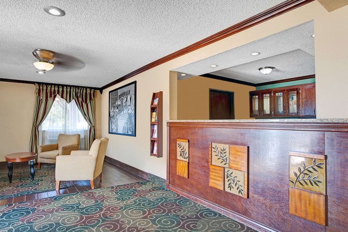 Imagen de los interiores del Hotel Super 8 By Wyndham Roseville/detroit Area. Foto 14