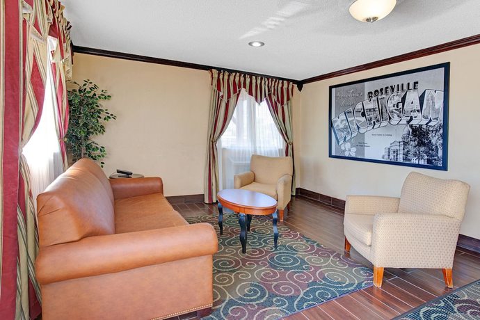 Imagen de los interiores del Hotel Super 8 By Wyndham Roseville/detroit Area. Foto 15