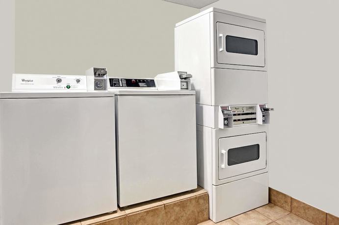 Imagen de los interiores del Hotel Super 8 By Wyndham Roseville/detroit Area. Foto 16