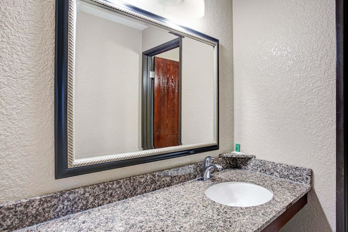 Imagen de la habitación del Hotel Super 8 By Wyndham Roseville/detroit Area. Foto 7