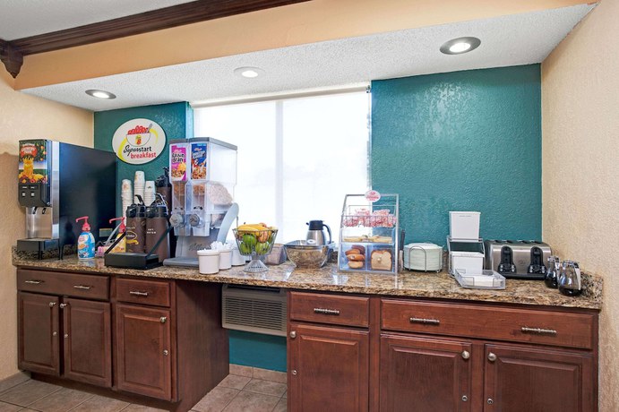 Imagen del bar/restaurante del Hotel Super 8 By Wyndham Roseville/detroit Area. Foto 4
