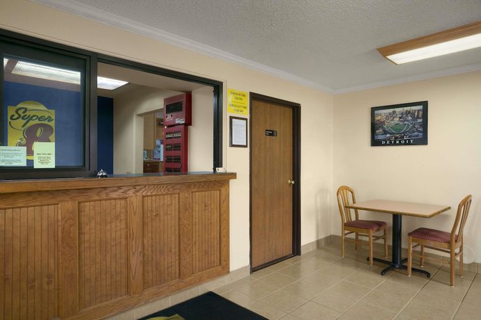 Imagen de los interiores del Hotel Super 8 By Wyndham Saginaw. Foto 17
