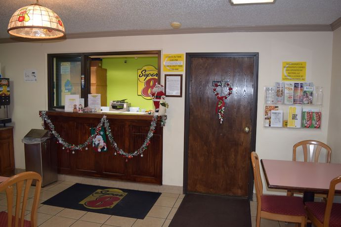 Imagen de los interiores del Hotel Super 8 By Wyndham Saginaw. Foto 18