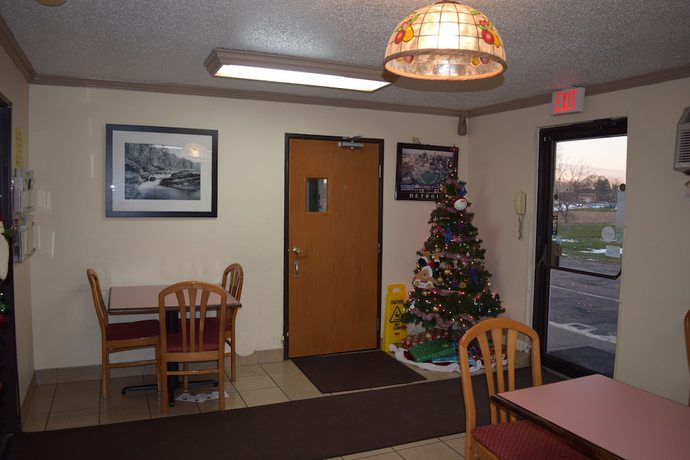 Imagen de los interiores del Hotel Super 8 By Wyndham Saginaw. Foto 19