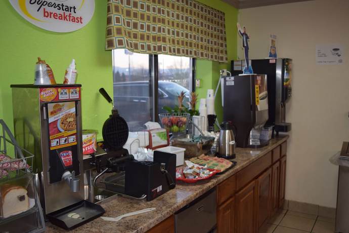 Imagen del bar/restaurante del Hotel Super 8 By Wyndham Saginaw. Foto 2