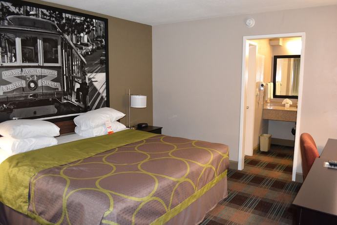 Imagen de la habitación del Hotel Super 8 By Wyndham Salinas. Foto 4