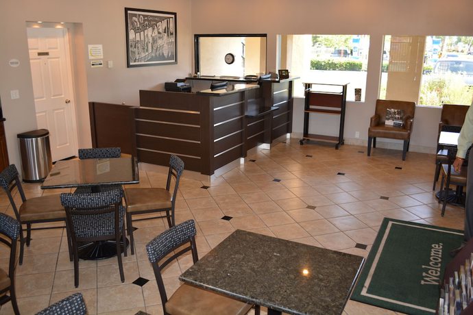 Imagen de los interiores del Hotel Super 8 By Wyndham Salinas. Foto 13