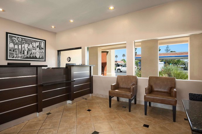 Imagen de los interiores del Hotel Super 8 By Wyndham Salinas. Foto 14