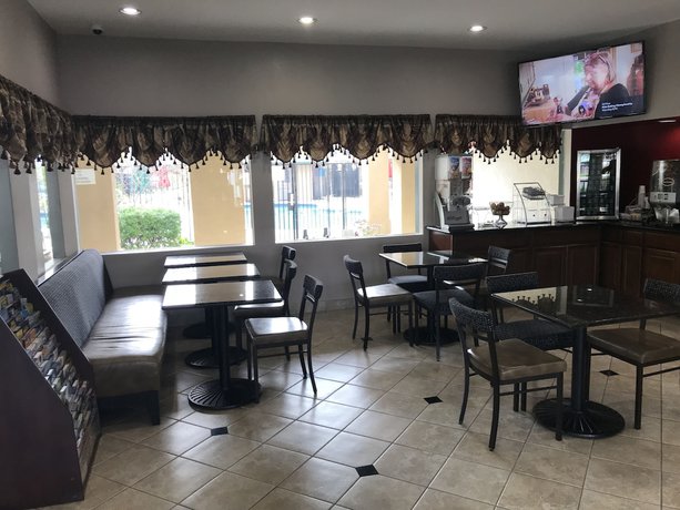 Imagen de los interiores del Hotel Super 8 By Wyndham Salinas. Foto 15