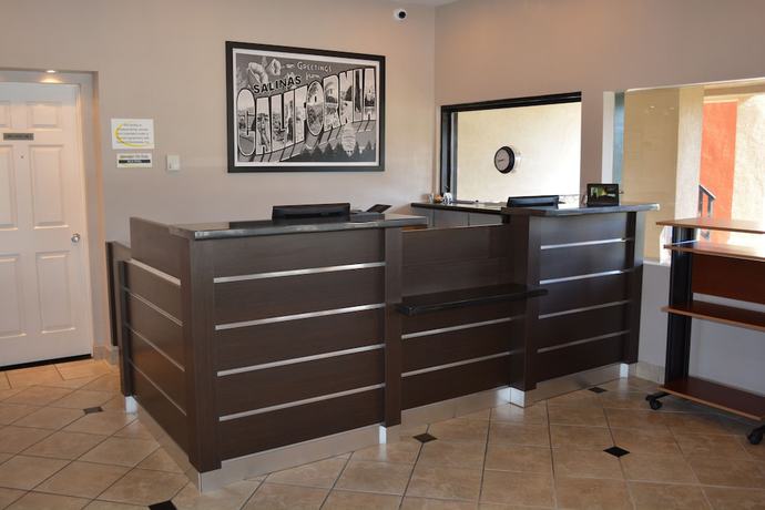 Imagen de los interiores del Hotel Super 8 By Wyndham Salinas. Foto 16