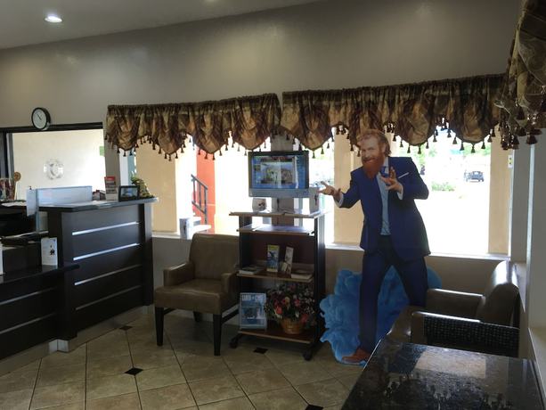 Imagen de los interiores del Hotel Super 8 By Wyndham Salinas. Foto 18