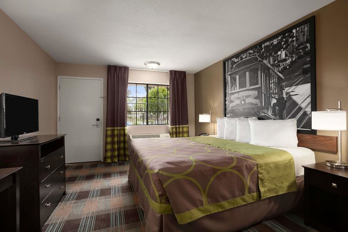 Imagen de la habitación del Hotel Super 8 By Wyndham Salinas. Foto 10