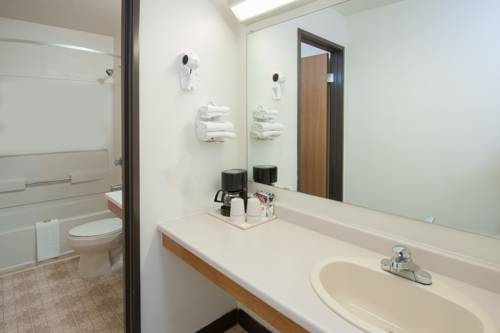 Imagen de la habitación del Hotel Super 8 By Wyndham Salmon Arm. Foto 4