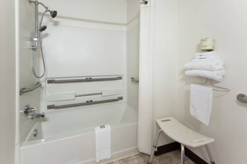 Imagen de la habitación del Hotel Super 8 By Wyndham Salmon Arm. Foto 5