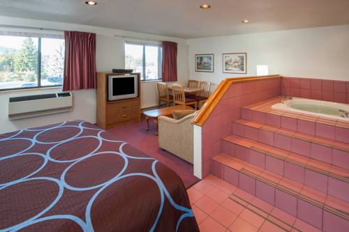 Imagen de la habitación del Hotel Super 8 By Wyndham Salmon Arm. Foto 6