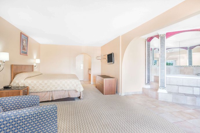 Imagen de la habitación del Hotel Super 8 By Wyndham San Angelo. Foto 9