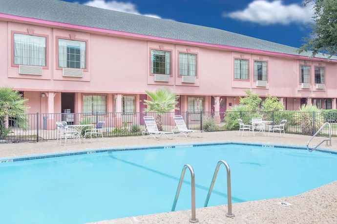 Imagen de la piscina del Hotel Super 8 By Wyndham San Angelo. Foto 15