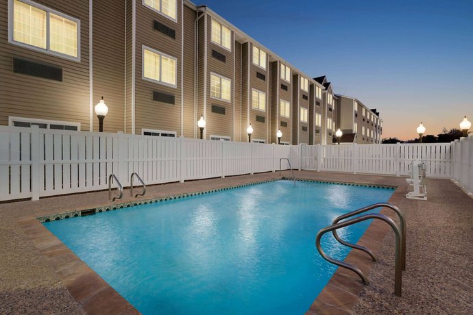 Imagen de la piscina del Hotel Super 8 By Wyndham San Antonio Airport North. Foto 19