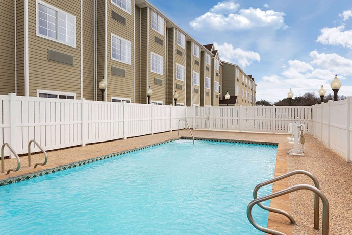 Imagen de la piscina del Hotel Super 8 By Wyndham San Antonio Airport North. Foto 20
