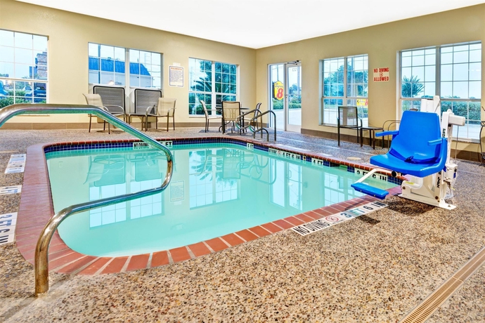 Imagen de la piscina del Hotel Super 8 By Wyndham San Antonio/alamodome Area. Foto 16