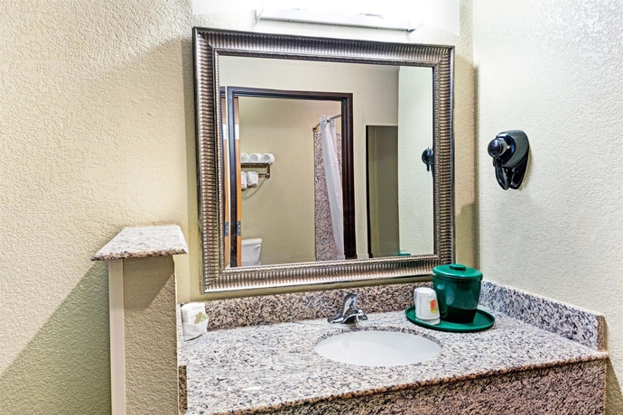 Imagen de la habitación del Hotel Super 8 By Wyndham San Antonio/alamodome Area. Foto 12