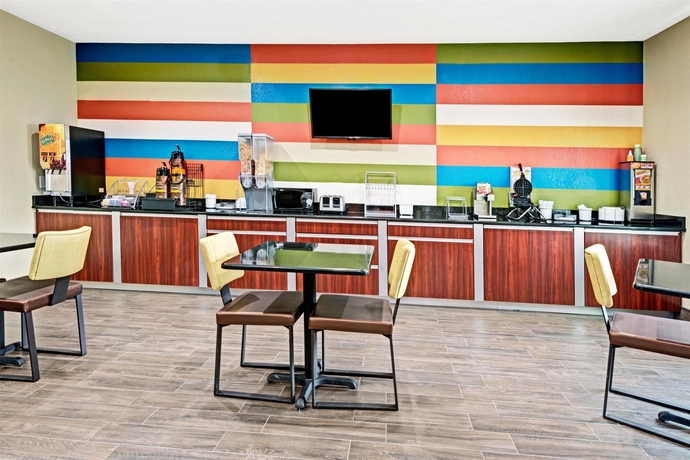Imagen del bar/restaurante del Hotel Super 8 By Wyndham San Antonio/alamodome Area. Foto 2