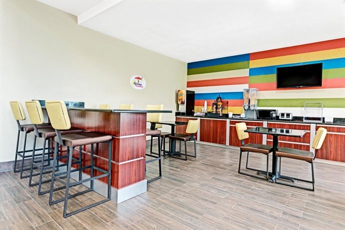 Imagen del bar/restaurante del Hotel Super 8 By Wyndham San Antonio/alamodome Area. Foto 3