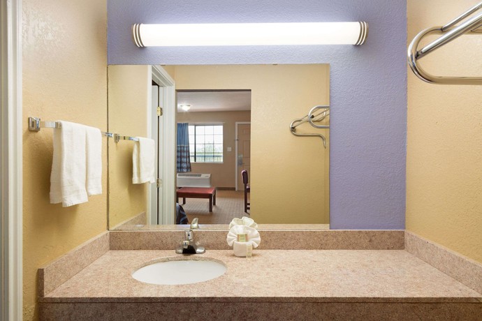 Imagen de la habitación del Hotel Super 8 By Wyndham San Antonio/riverwalk Area. Foto 8