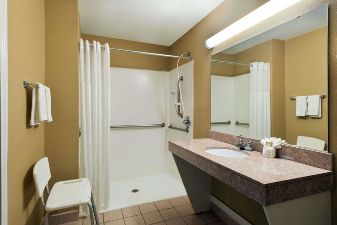Imagen de la habitación del Hotel Super 8 By Wyndham San Antonio/riverwalk Area. Foto 16