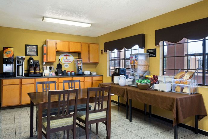 Imagen del bar/restaurante del Hotel Super 8 By Wyndham San Antonio/riverwalk Area. Foto 2
