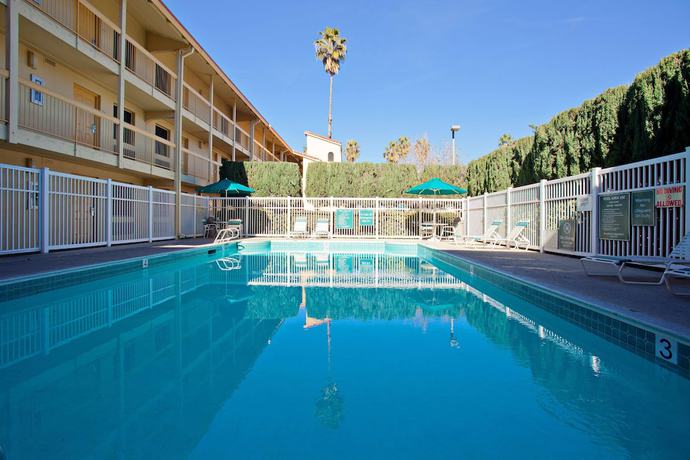 Imagen de la piscina del Hotel Super 8 By Wyndham San Bernardino. Foto 20