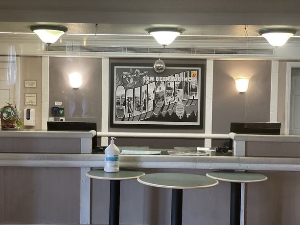 Imagen de los interiores del Hotel Super 8 By Wyndham San Bernardino. Foto 18