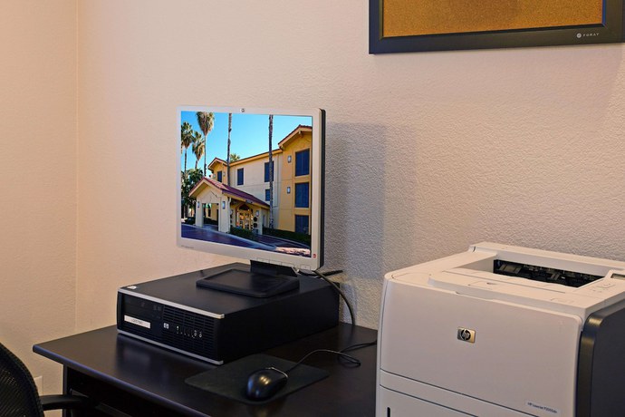 Imagen de los interiores del Hotel Super 8 By Wyndham San Bernardino. Foto 19