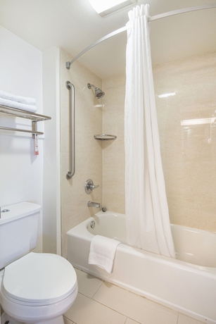 Imagen de la habitación del Hotel Super 8 By Wyndham San Bruno/ San Francisco (sfo) Airport. Foto 4