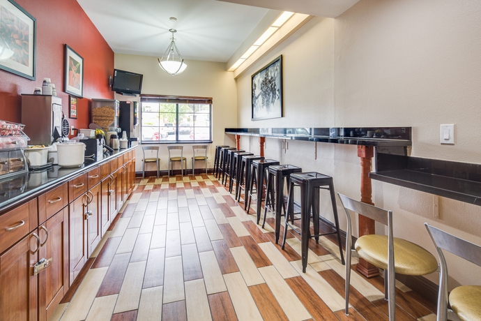 Imagen del bar/restaurante del Hotel Super 8 By Wyndham San Bruno/ San Francisco (sfo) Airport. Foto 2