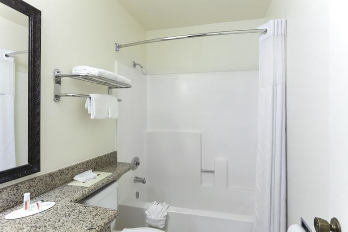 Imagen de la habitación del Hotel Super 8 By Wyndham San Diego Circle. Foto 8