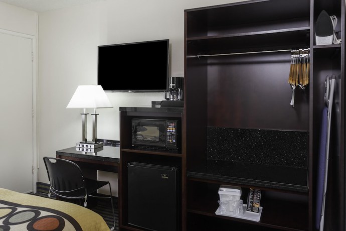 Imagen de la habitación del Hotel Super 8 By Wyndham San Diego Circle. Foto 10