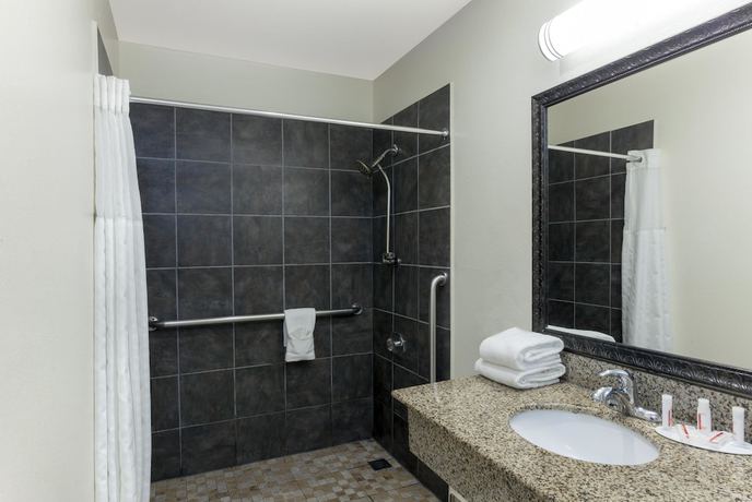 Imagen de la habitación del Hotel Super 8 By Wyndham San Diego Circle. Foto 11