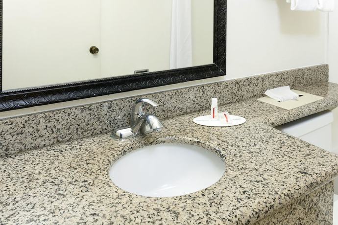 Imagen de la habitación del Hotel Super 8 By Wyndham San Diego Circle. Foto 12