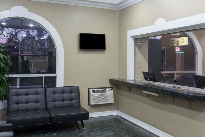 Imagen de los interiores del Hotel Super 8 By Wyndham San Diego Circle. Foto 14