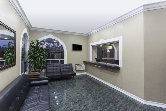 Imagen de los interiores del Hotel Super 8 By Wyndham San Diego Circle. Foto 15