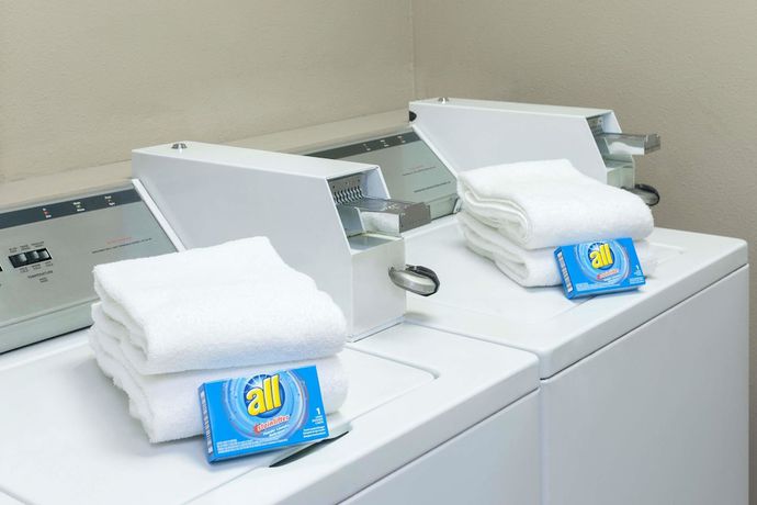 Imagen de los interiores del Hotel Super 8 By Wyndham San Diego Circle. Foto 19