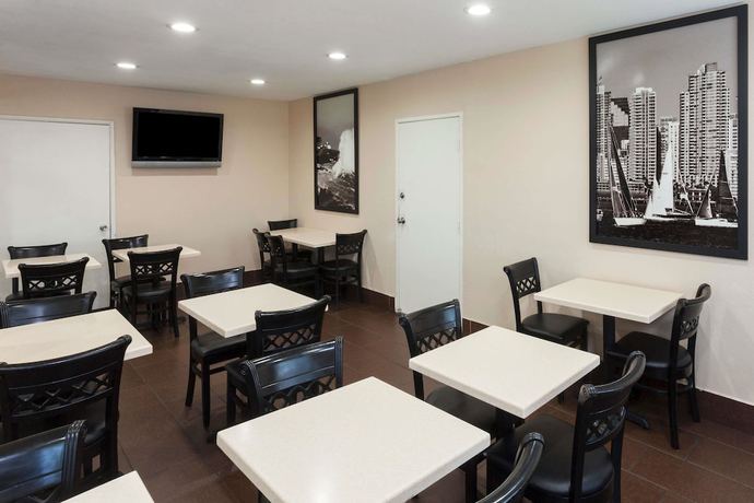 Imagen del bar/restaurante del Hotel Super 8 By Wyndham San Diego Circle. Foto 4