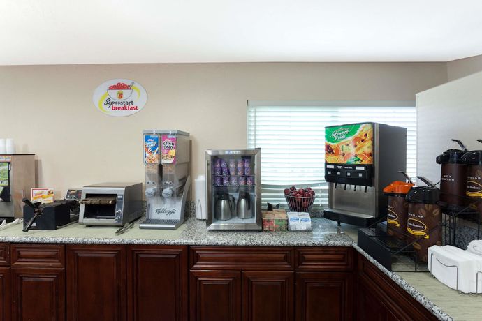 Imagen del bar/restaurante del Hotel Super 8 By Wyndham San Diego Circle. Foto 5