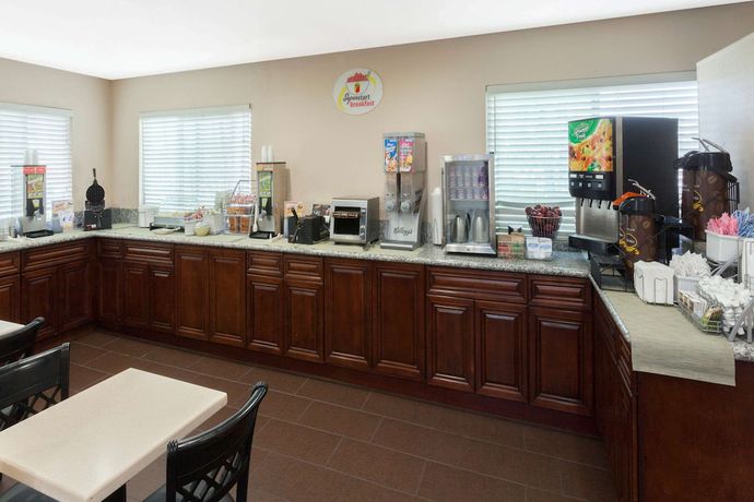 Imagen del bar/restaurante del Hotel Super 8 By Wyndham San Diego Circle. Foto 6