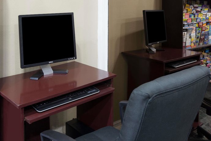 Imagen de los interiores del Hotel Super 8 By Wyndham San Diego Circle. Foto 20