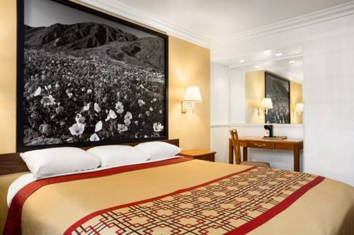 Imagen de la habitación del Hotel Super 8 By Wyndham Santa Clarita/valencia. Foto 11